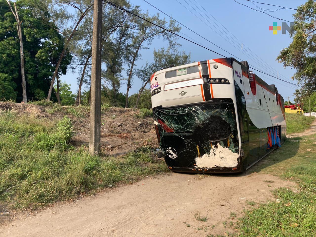 Autobús turístico volcado en la entrada del municipio de Jáltipan