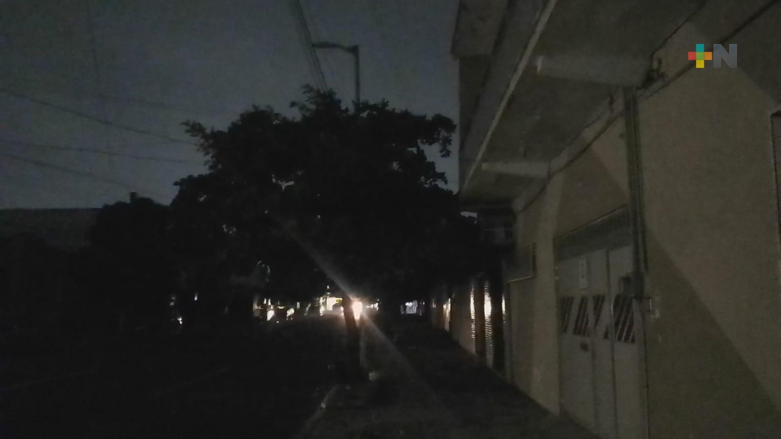 Desde la madrugada sin energía eléctrica en colonia Zaragoza de Veracruz