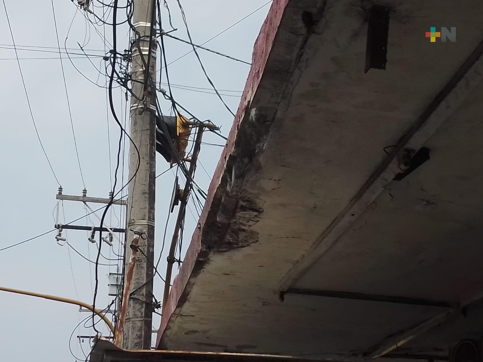 Cornisa de edificio en riesgo de caerse y lesionar a personas, alertan vecinos