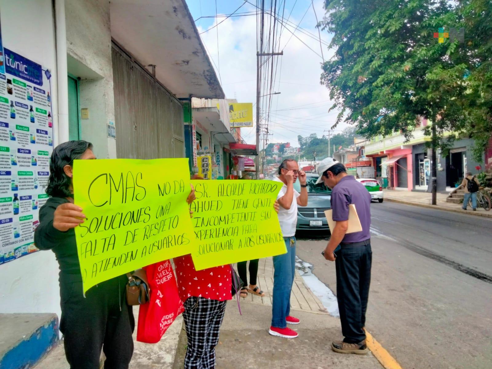 Vecinos bloquean calle de Xalapa denuncian aumento en tarifas de agua potable