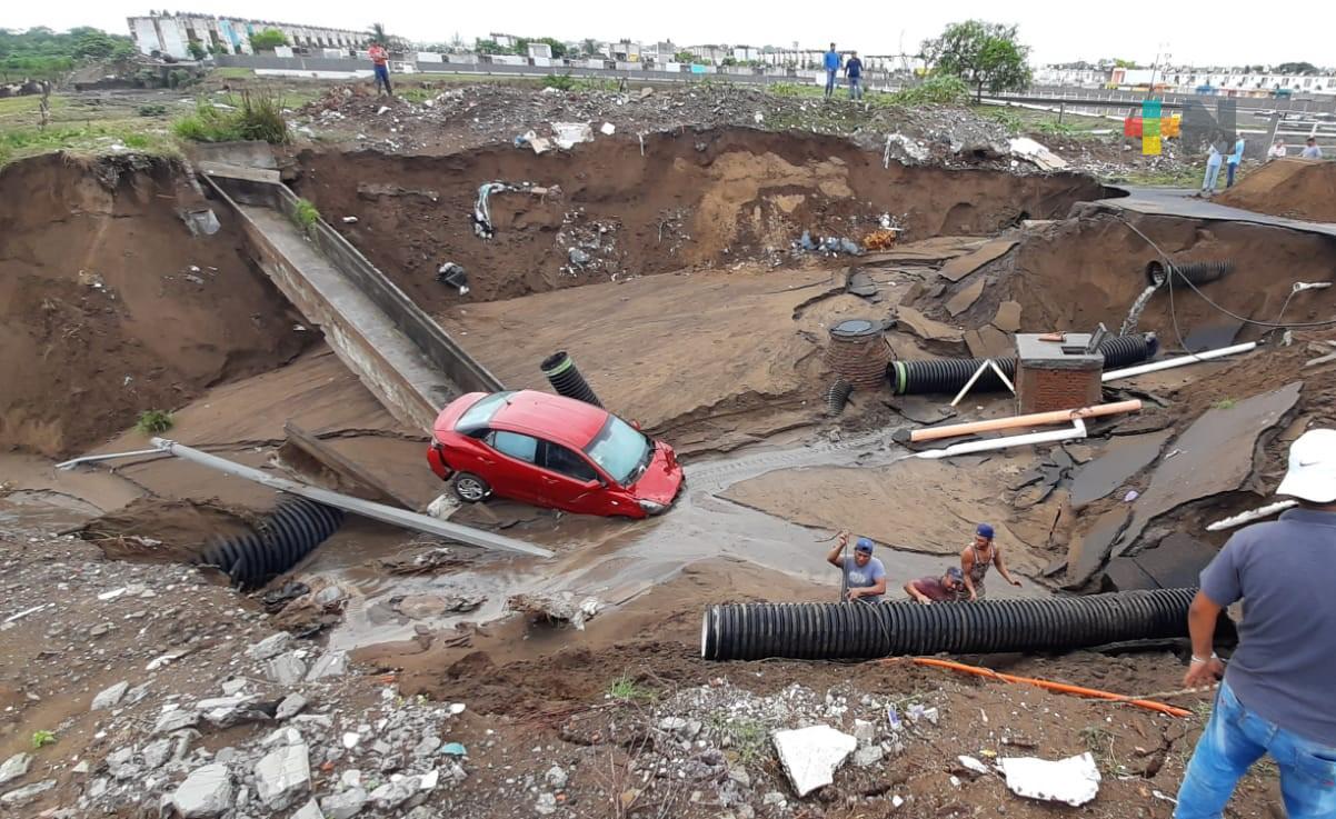 Lluvias provocan deslave en calle de Veracruz puerto; un vehículo afectado