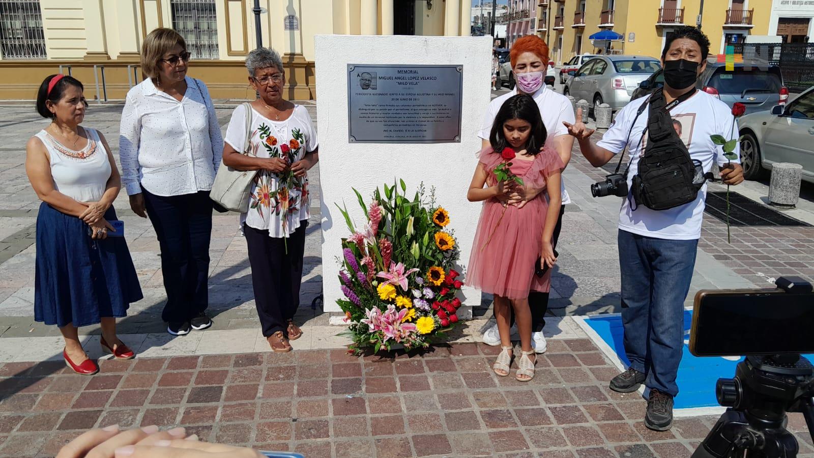 Colocan ofrenda floral en memoria del periodista Milo Vela