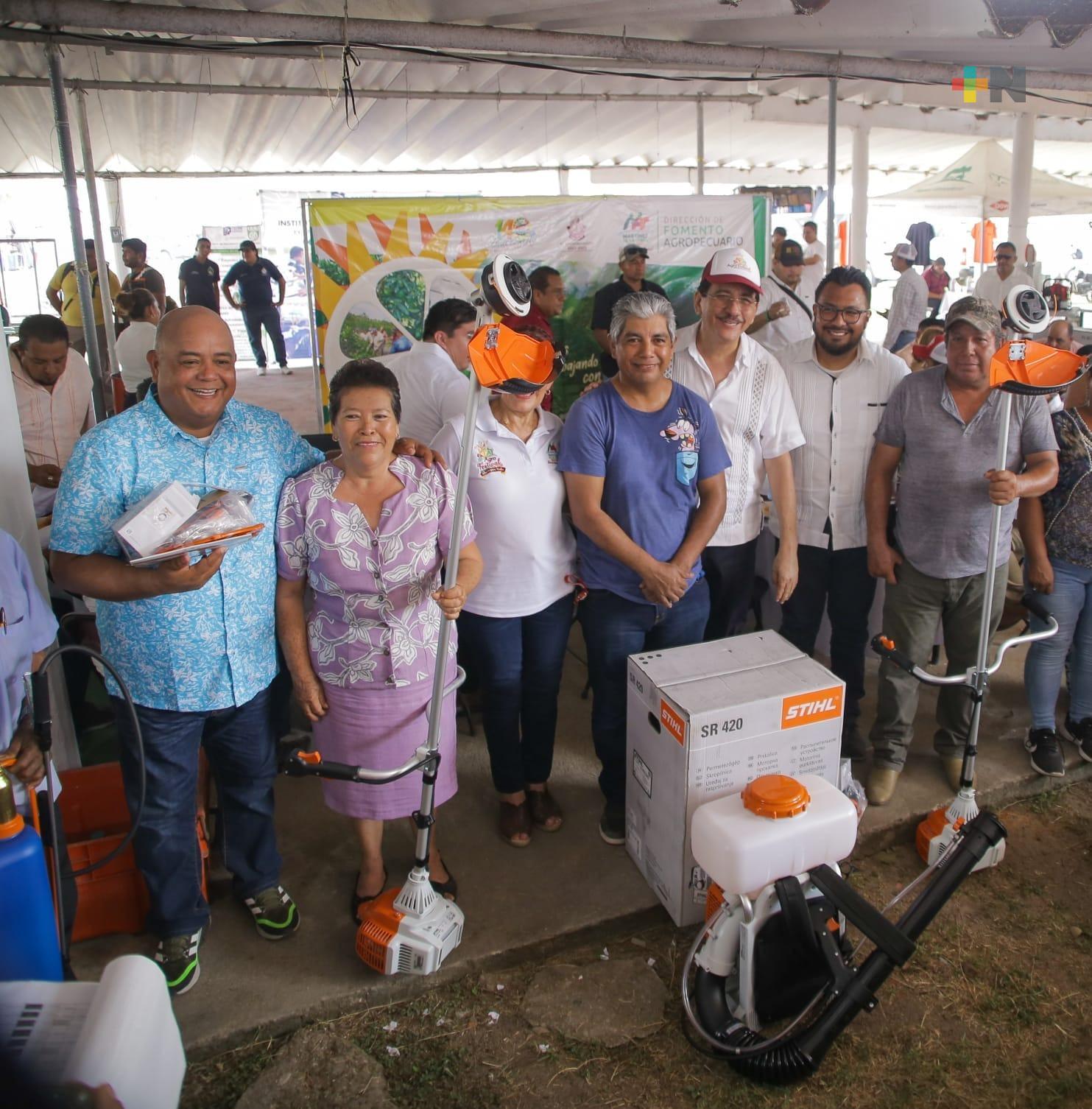 Entregan apoyos a productores de Martínez de la Torre; construirán 35 hoyas de agua