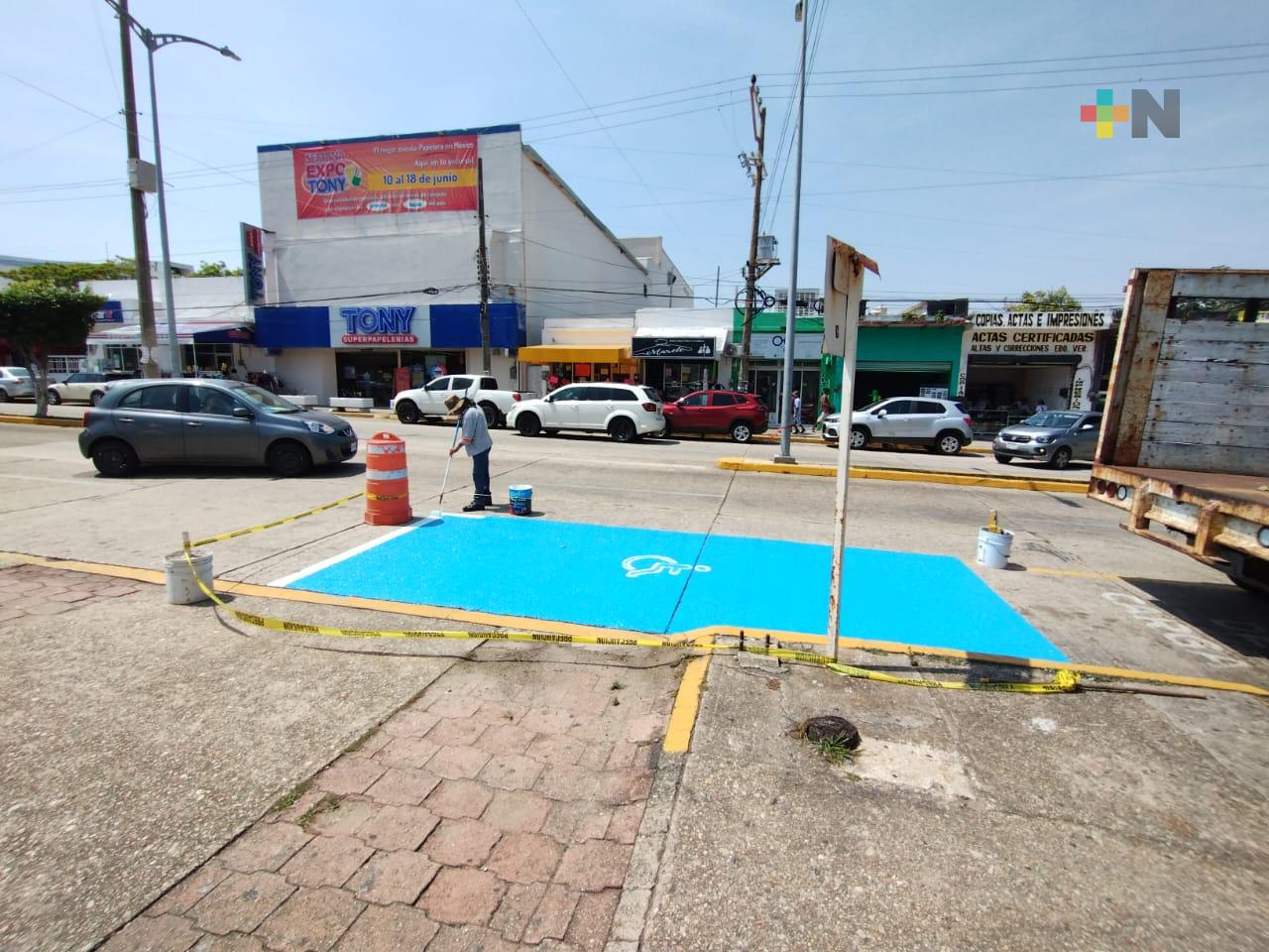Rescatan espacios de estacionamiento para personas con discapacidad en Coatza