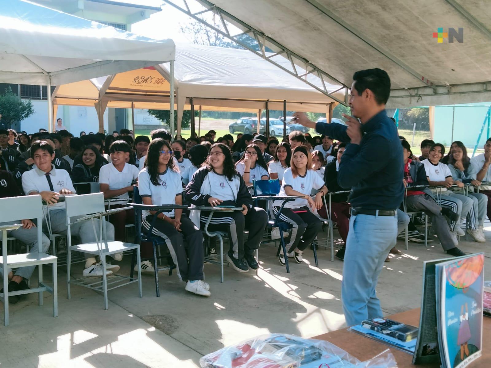En Xalapa, estudiantes de bachillerato reciben información sobre violencias en redes sociales