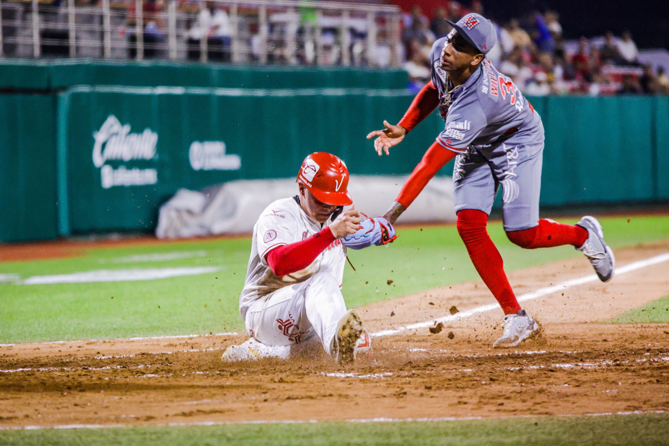 El Águila gana por 7-4 a Diablos y evita la barrida