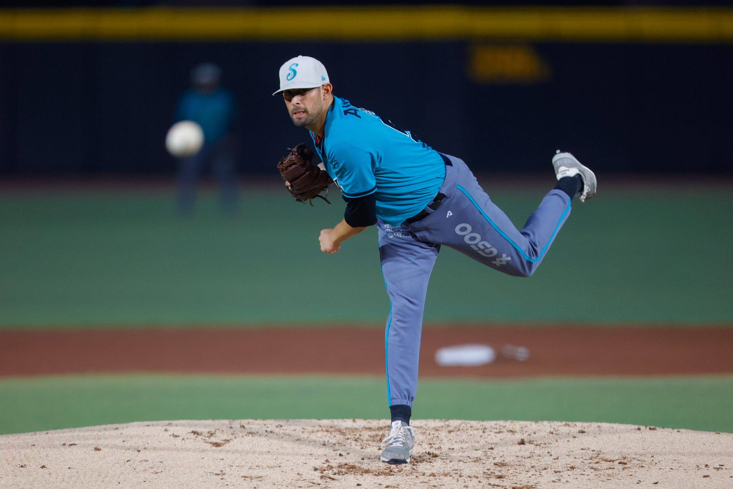 Peña y Gutiérrez refuerzan pitcheo de El Águila