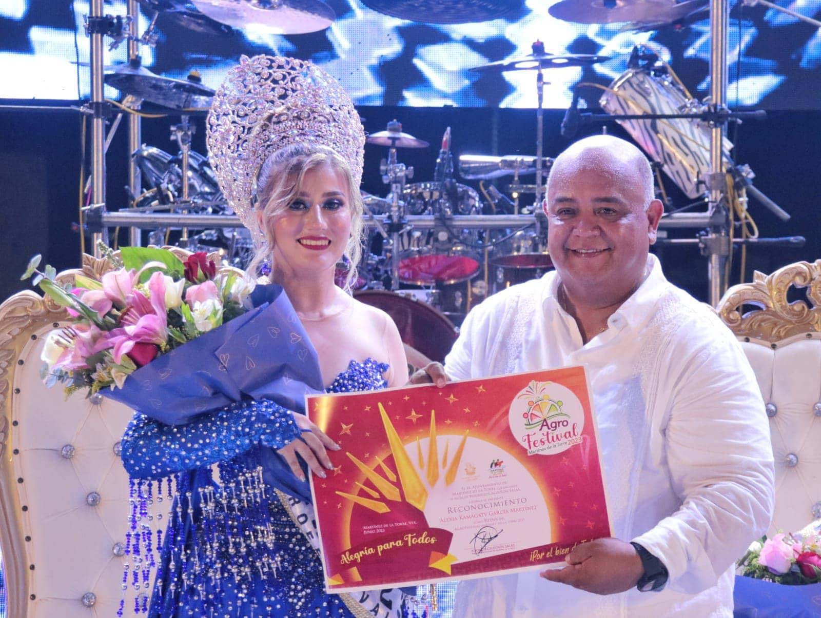 Secretario de Gobierno, Eric Cisneros coronó a la reina del Agro Festival 2023