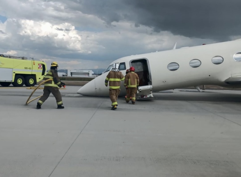 Aeronave oficial de la FGR aterriza de emergencia en el AIFA