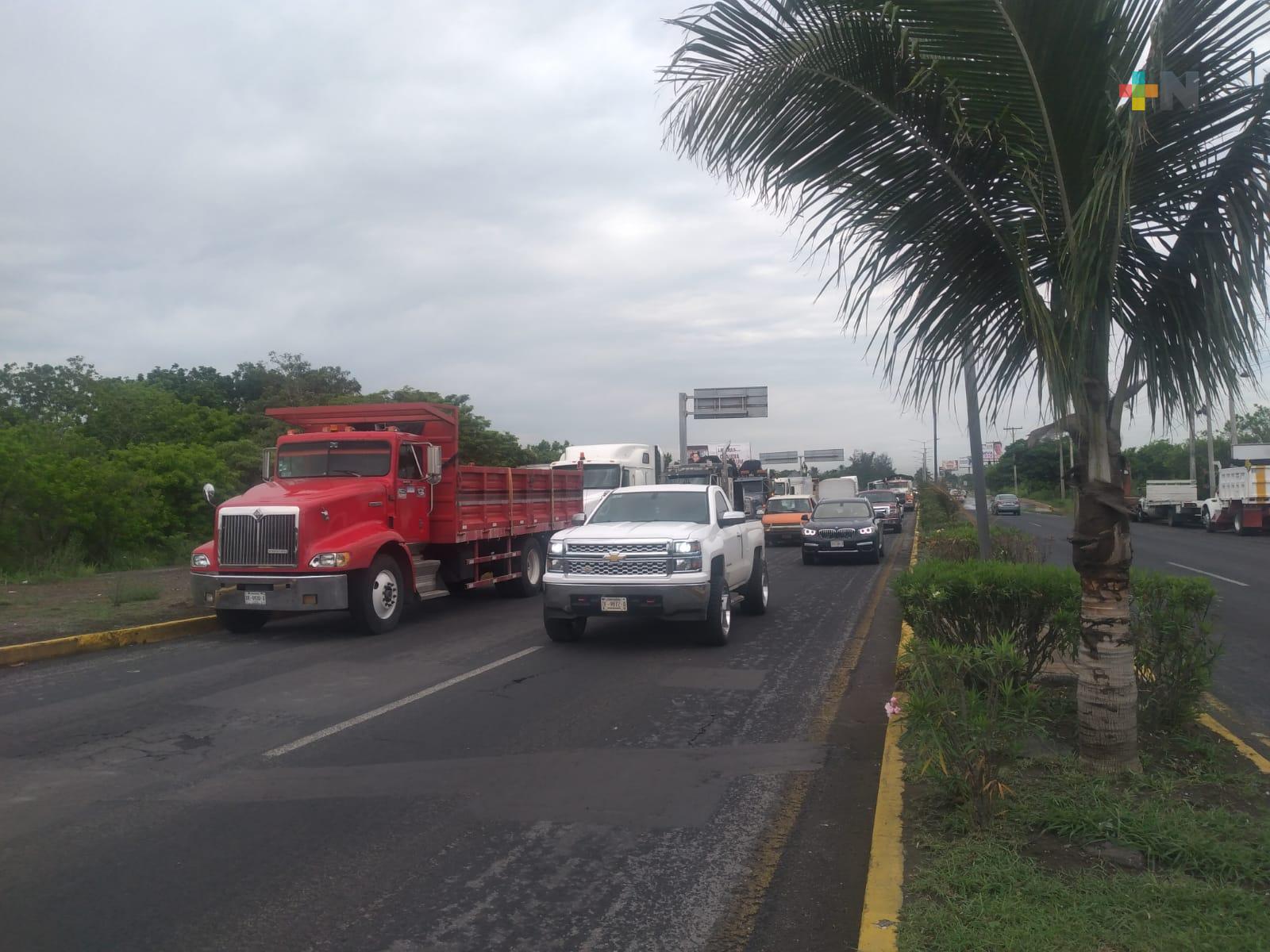 Integrantes de AMOTAC se manifestaron en distribuidor vial de cabeza Olmeca