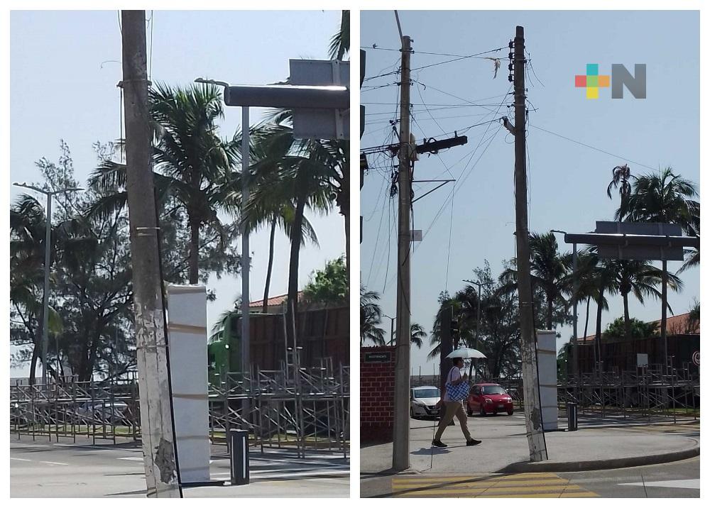 Poste deteriorado, un riesgo para transeúntes en calle Xicoténcatl de Veracruz puerto
