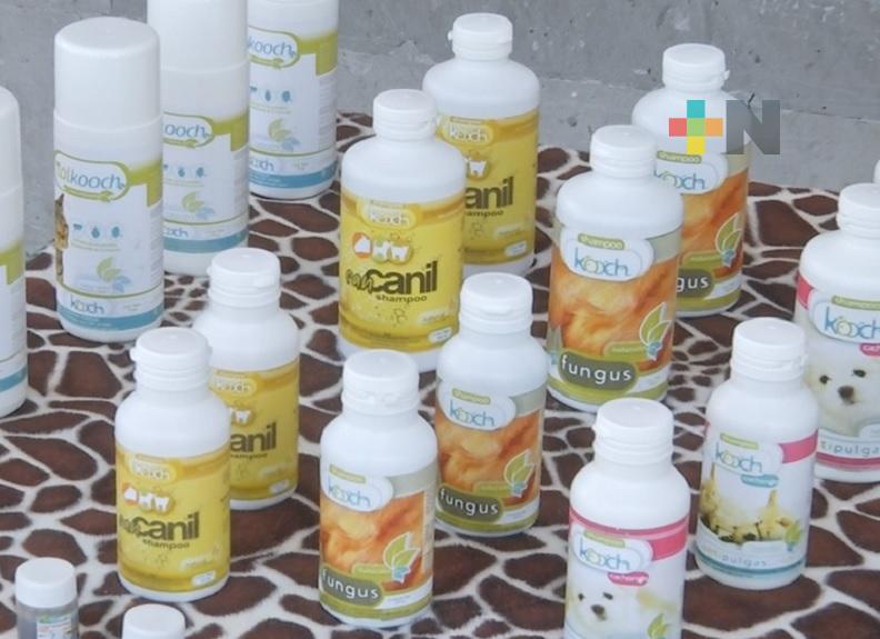 Expositores ofrecen sus productos en bajos del ayuntamiento xalapeño