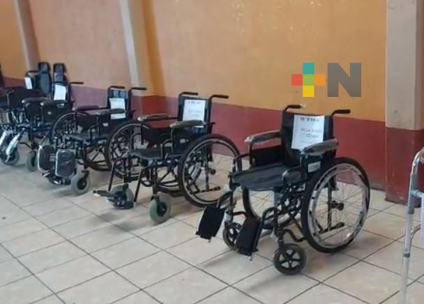 Entregan aparatos funcionales a personas vulnerables de Huayacocotla