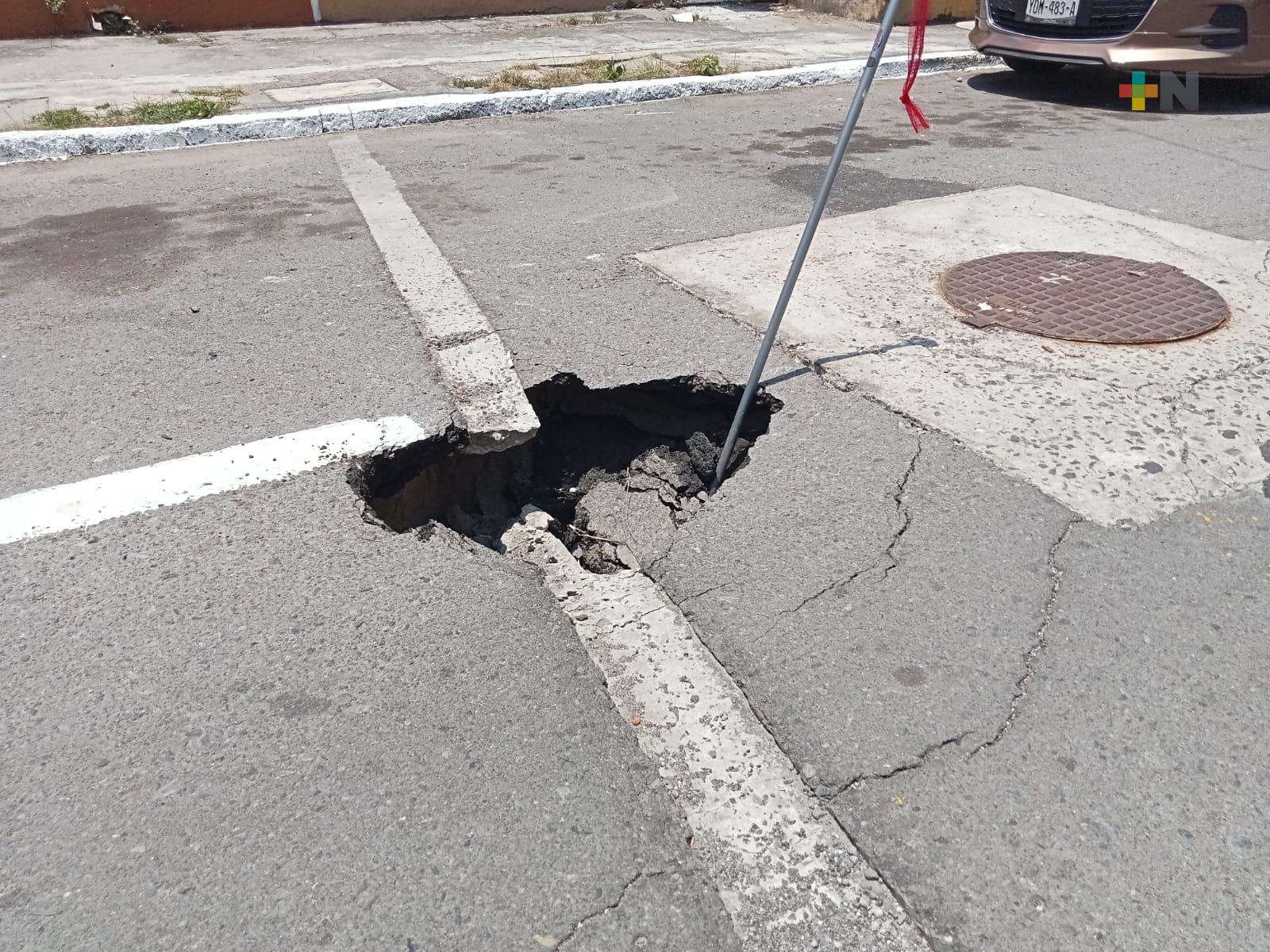 Socavón en la calle Juan Enríquez de Veracruz afecta vialidad de la zona