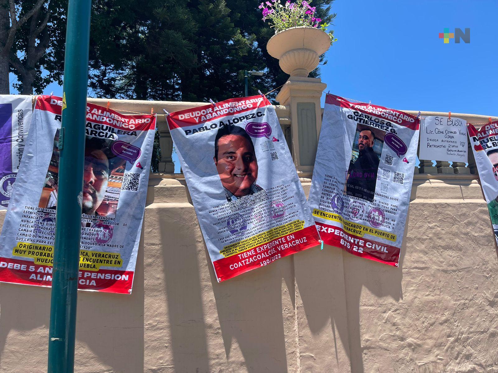 Cuelgan tendedero de deudores alimentarios en el parque Juárez