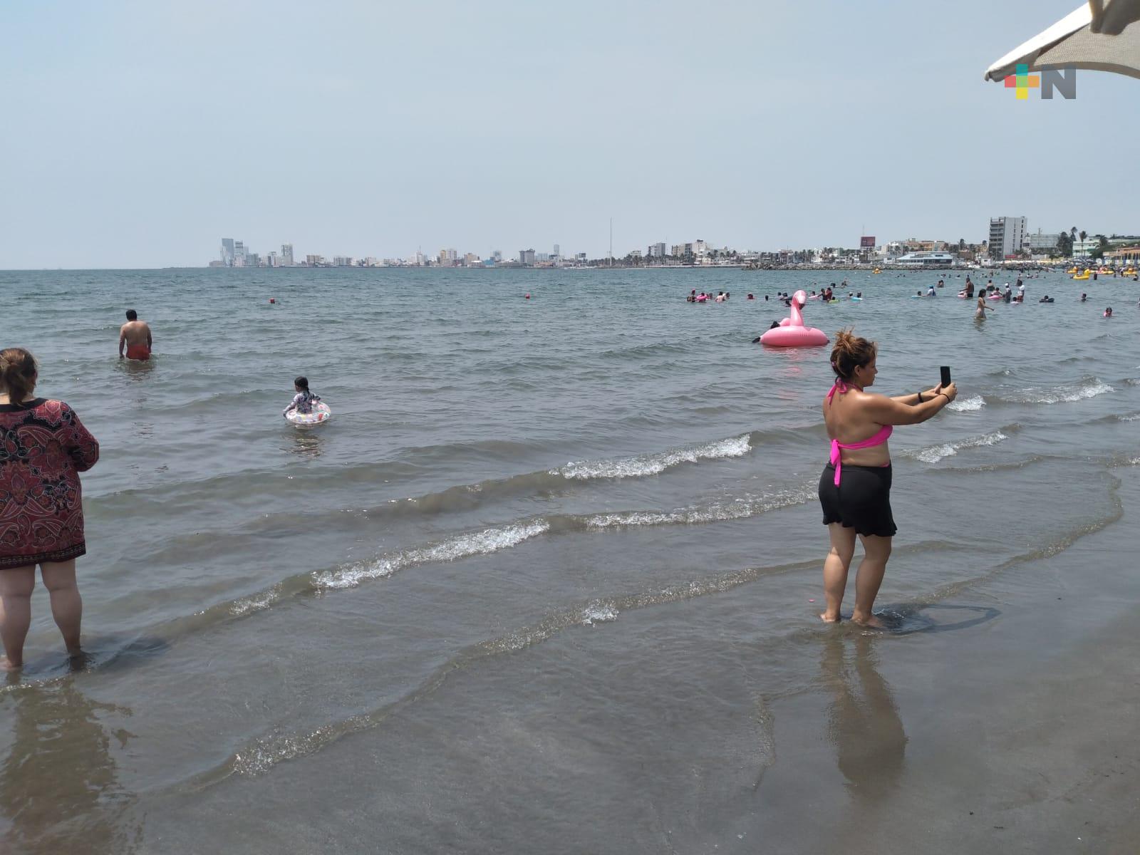 Turistas locales y nacionales se refrescan en playas de Veracruz