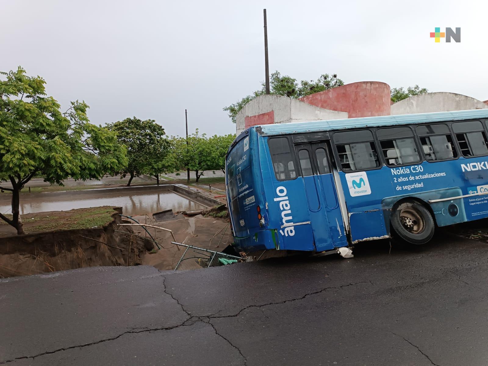 Un urbano cayó en hundimiento en colonia Torrentes de Veracruz puerto