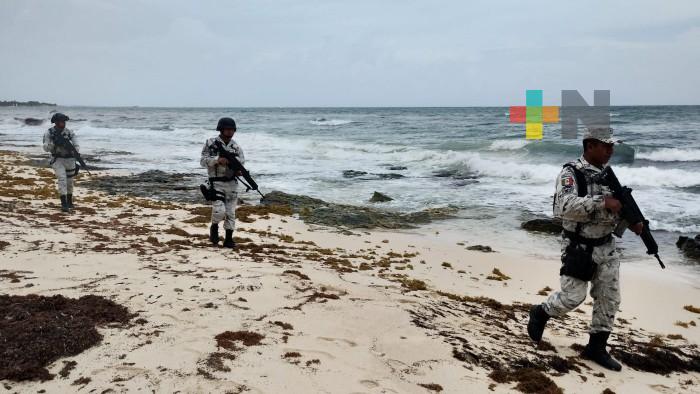 En Quintana Roo, GN haya entre sargazo paquetes con aparente cocaína