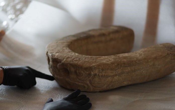Desde Austria, se restituye un milenario yugo de piedra sedimentada