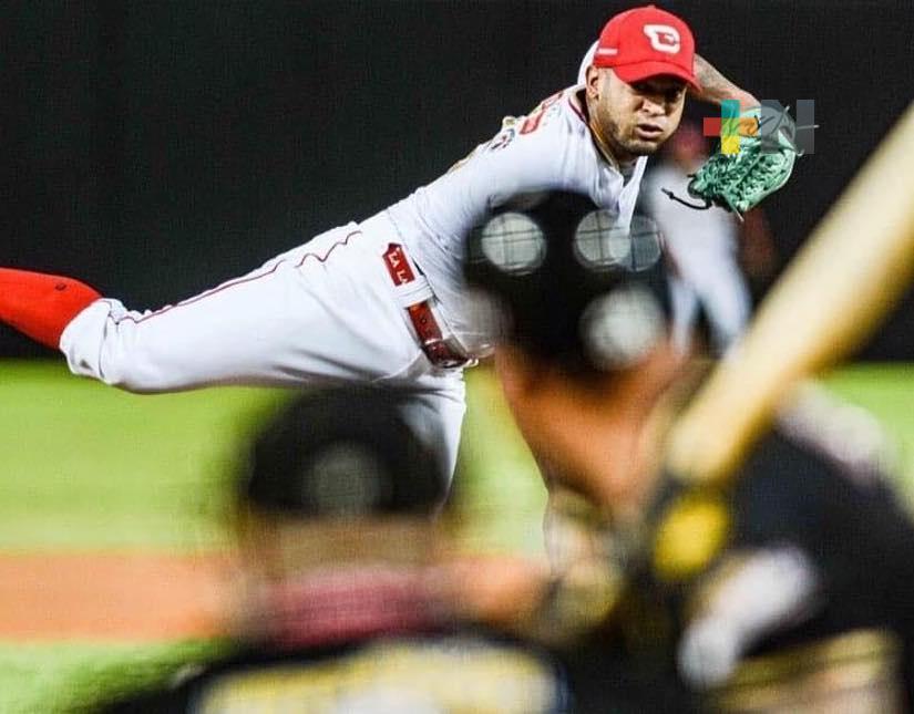 Néstor Molina refuerza pitcheo en El Águila