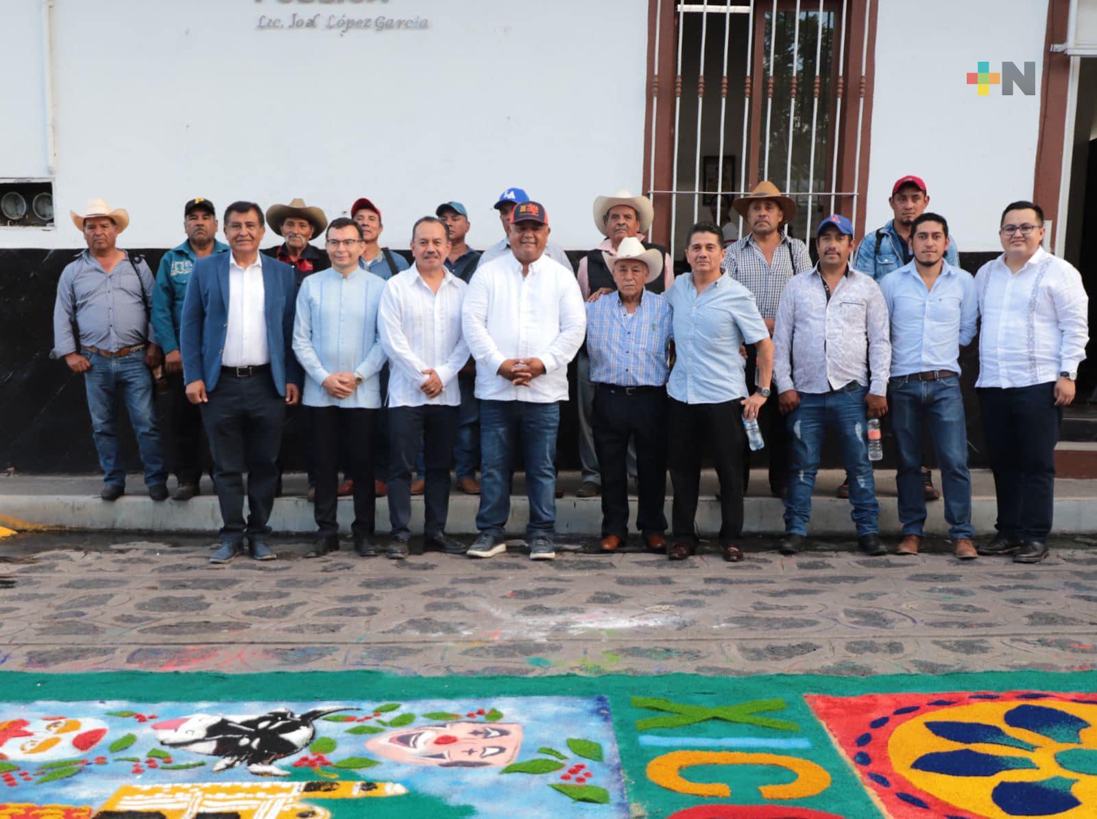 Eric Cisneros entrega acta constitutiva a nueva cooperativa de productores acuícolas