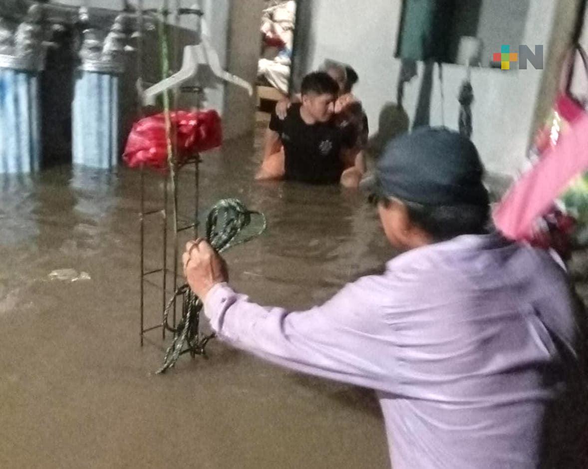 Reporta Gobernador doce colonias inundadas y 104 personas atendidas en albergues de Minatitlán
