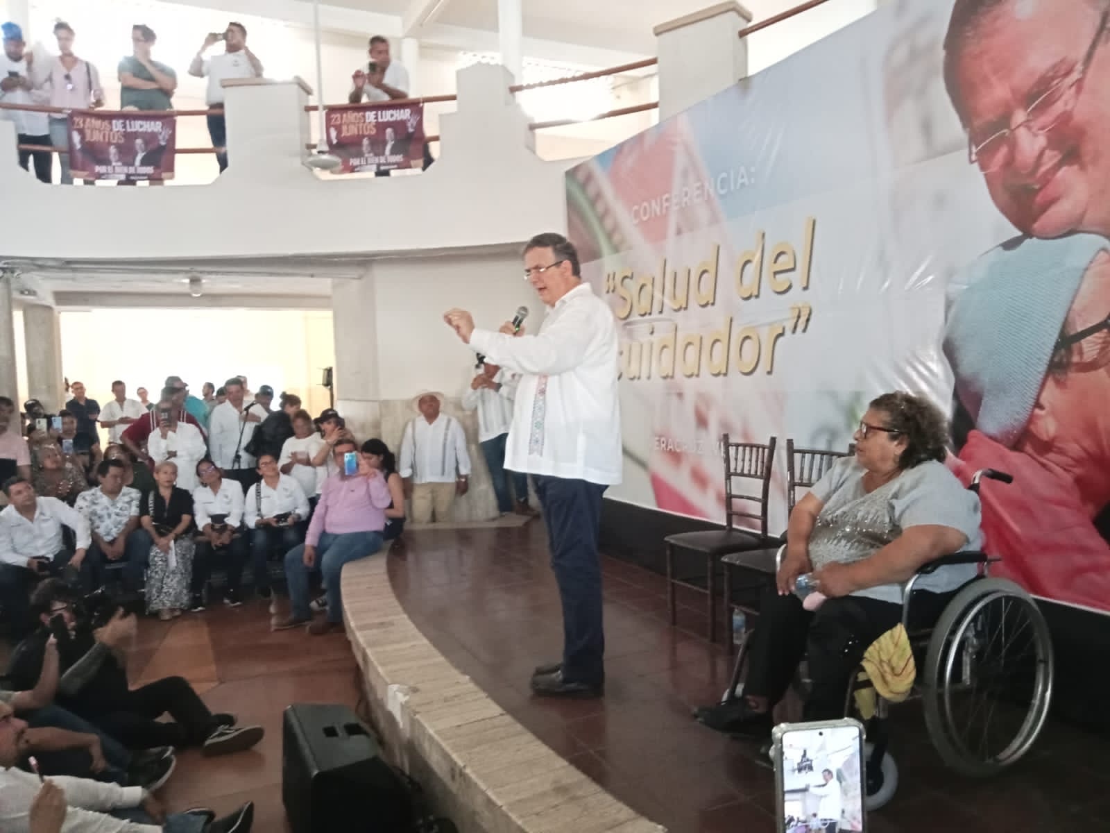 Marcelo Ebrard brinda Asamblea informativa en el puerto