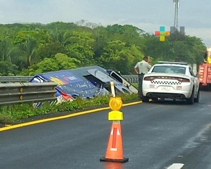 Autobús de línea Kolors vuelca en autopista Acayucan – Cosoleacaque