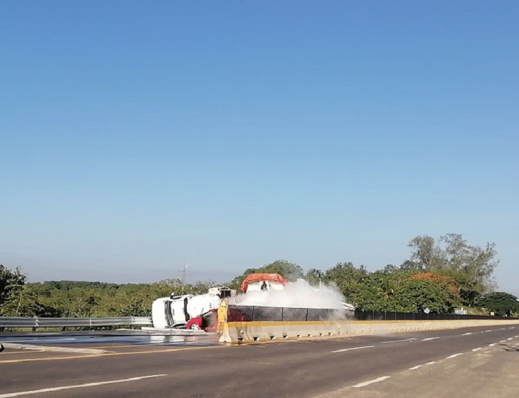 Fuerte accidente se registra en carretera  Acayucan-Jáltipan, sin reportarse lesionados
