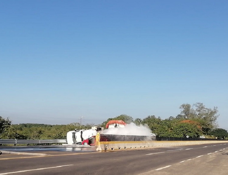 Fuerte accidente se registra en carretera Acayucan-Jáltipan, sin reportarse lesionados