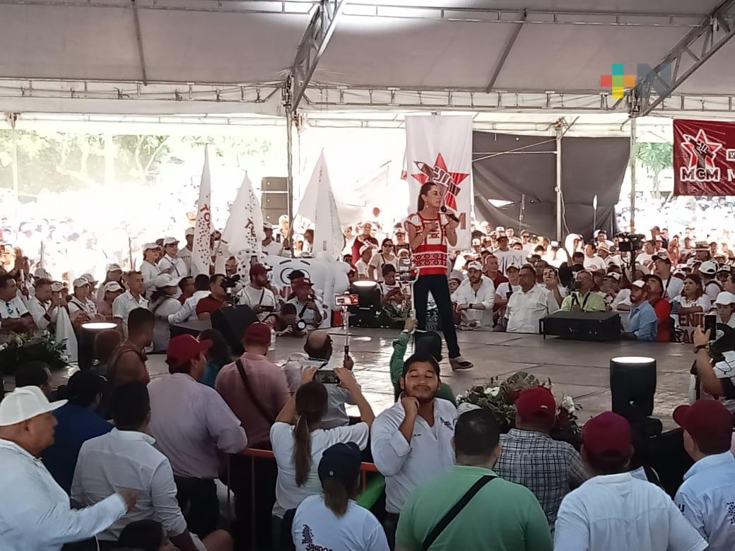 En el municipio de Veracruz, simpatizantes reciben a Claudia Sheinbaum