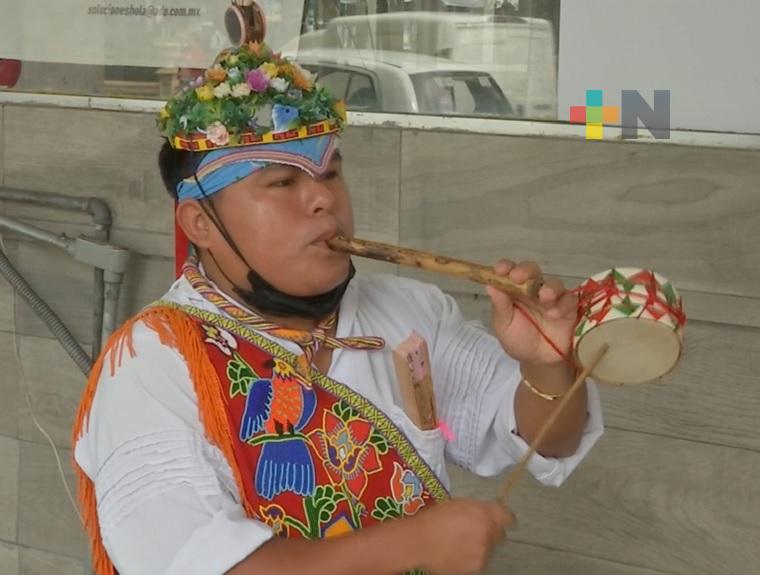 Volador de Papantla concluye estudios universitarios que costeó con venta de artesanías