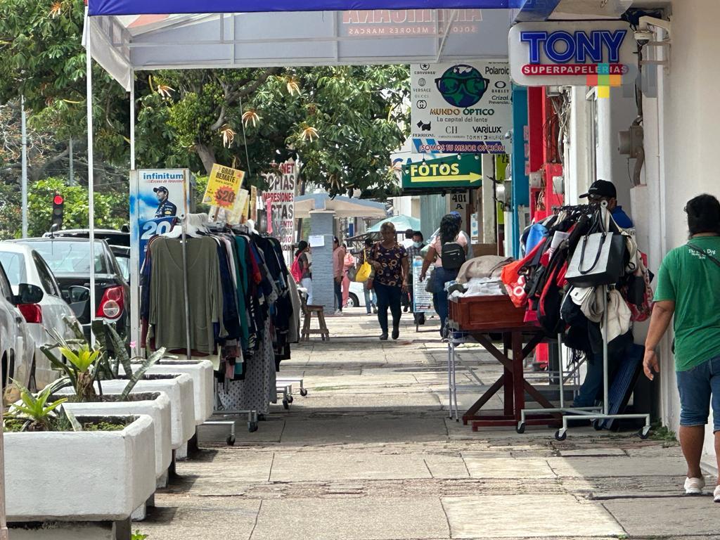 Comerciantes establecidos sí pueden exhibir su mercancía en banquetas de Coatza
