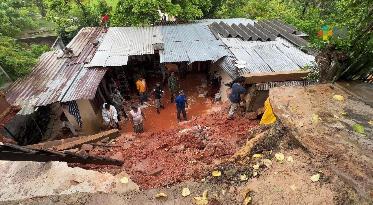 Colapsó una barda en vivienda de Jáltipan; hundimientos y calles anegadas