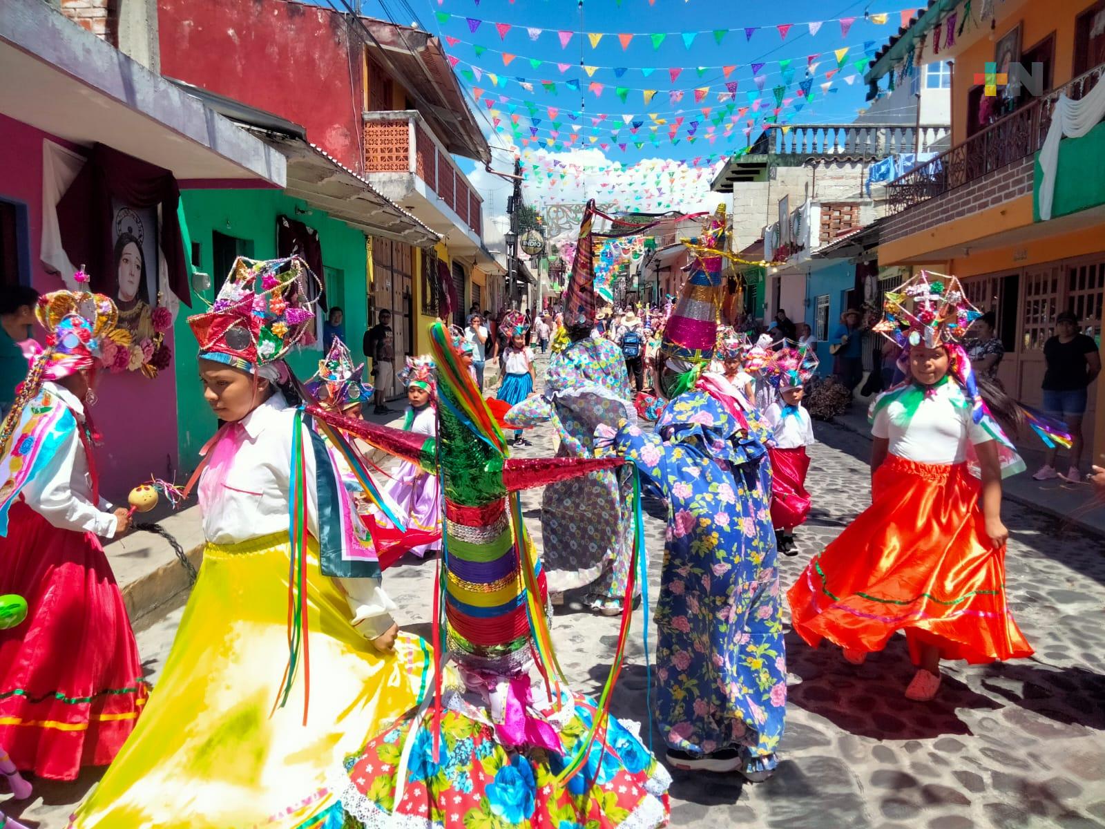Danzas tradicionales de Xico abrieron paso a procesión del arco floral
