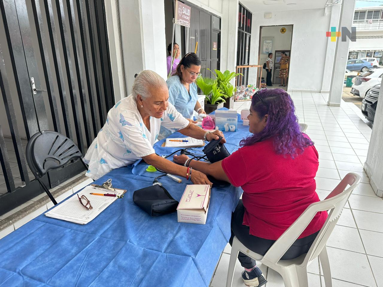 Llevan módulos de salud a colonias y mercados de Coatza
