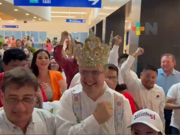 Ebrard arriba al aeropuerto internacional de Veracruz