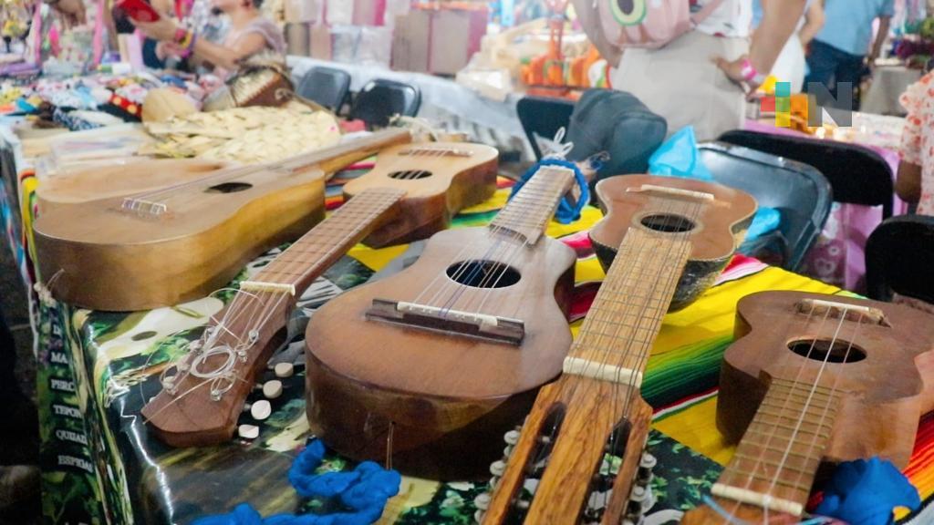Familia de Jáltipan conserva tradición de elaborar instrumentos de madera