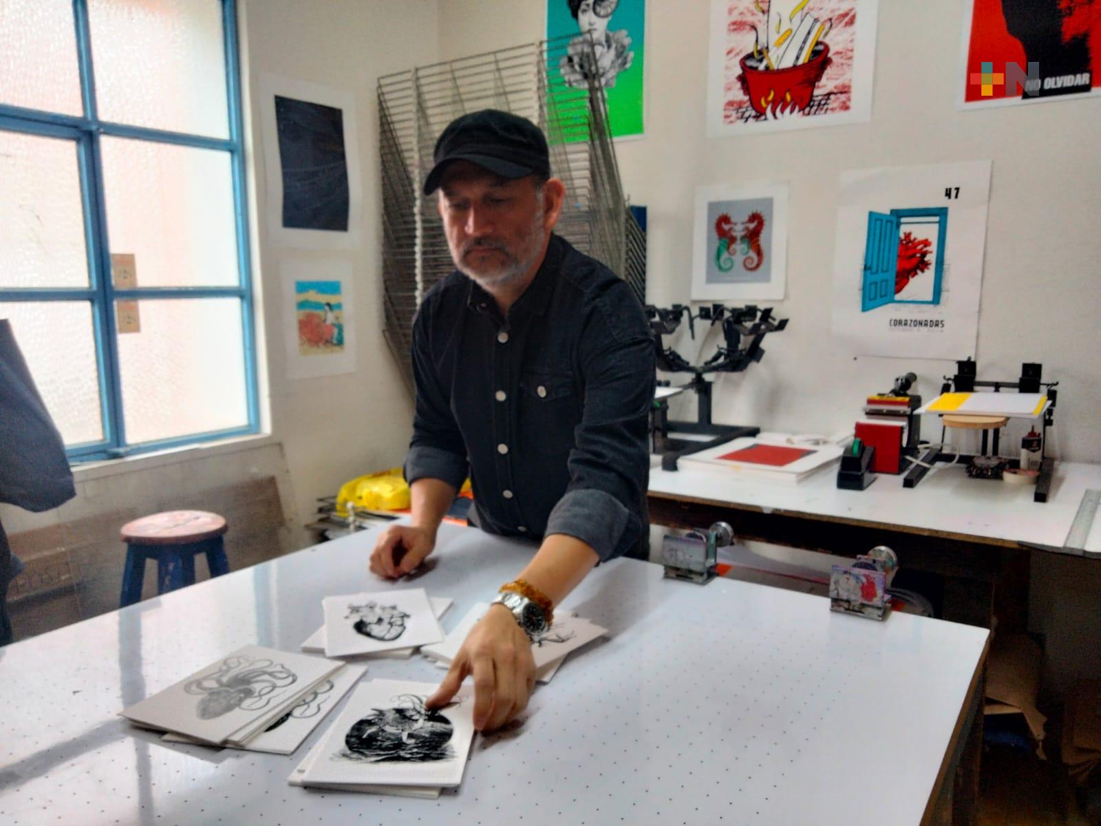 Formato Libre Diseñería, espacio donde reproducen imágenes de serigrafía e impresión artesanal