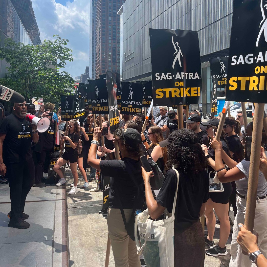 Actores se unen a huelga de guionistas de Estados Unidos