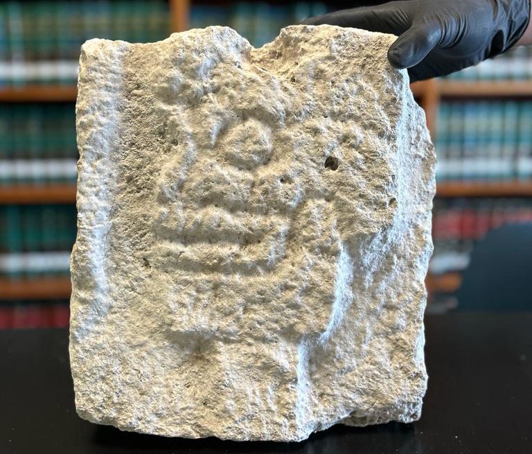 Desde Alemania, se restituye al pueblo de México un relieve tallado en roca