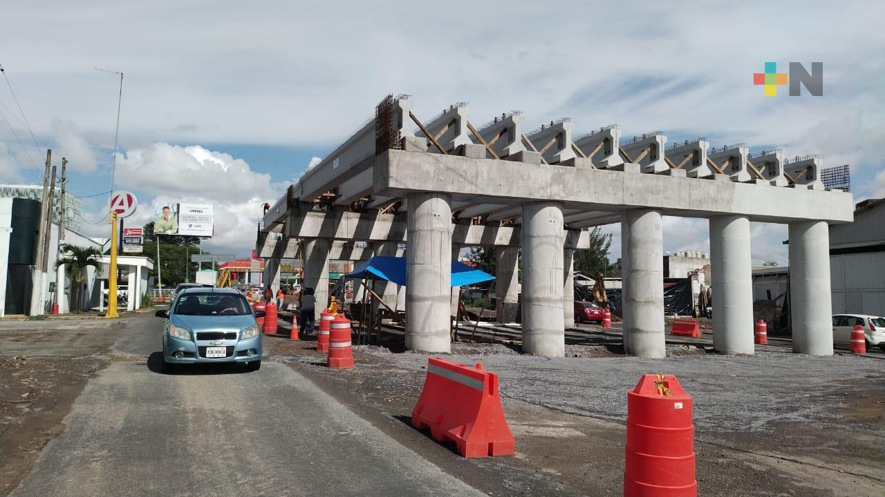 Colocan trabes que sostendrán puente vehicular Las Trancas