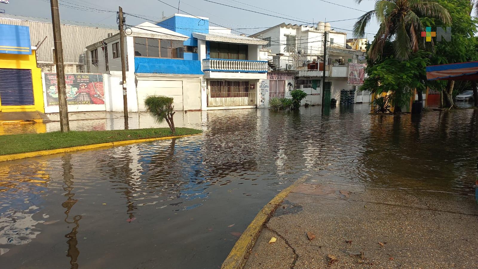 Deja lluvia vialidades encharcadas en Coatzacoalcos