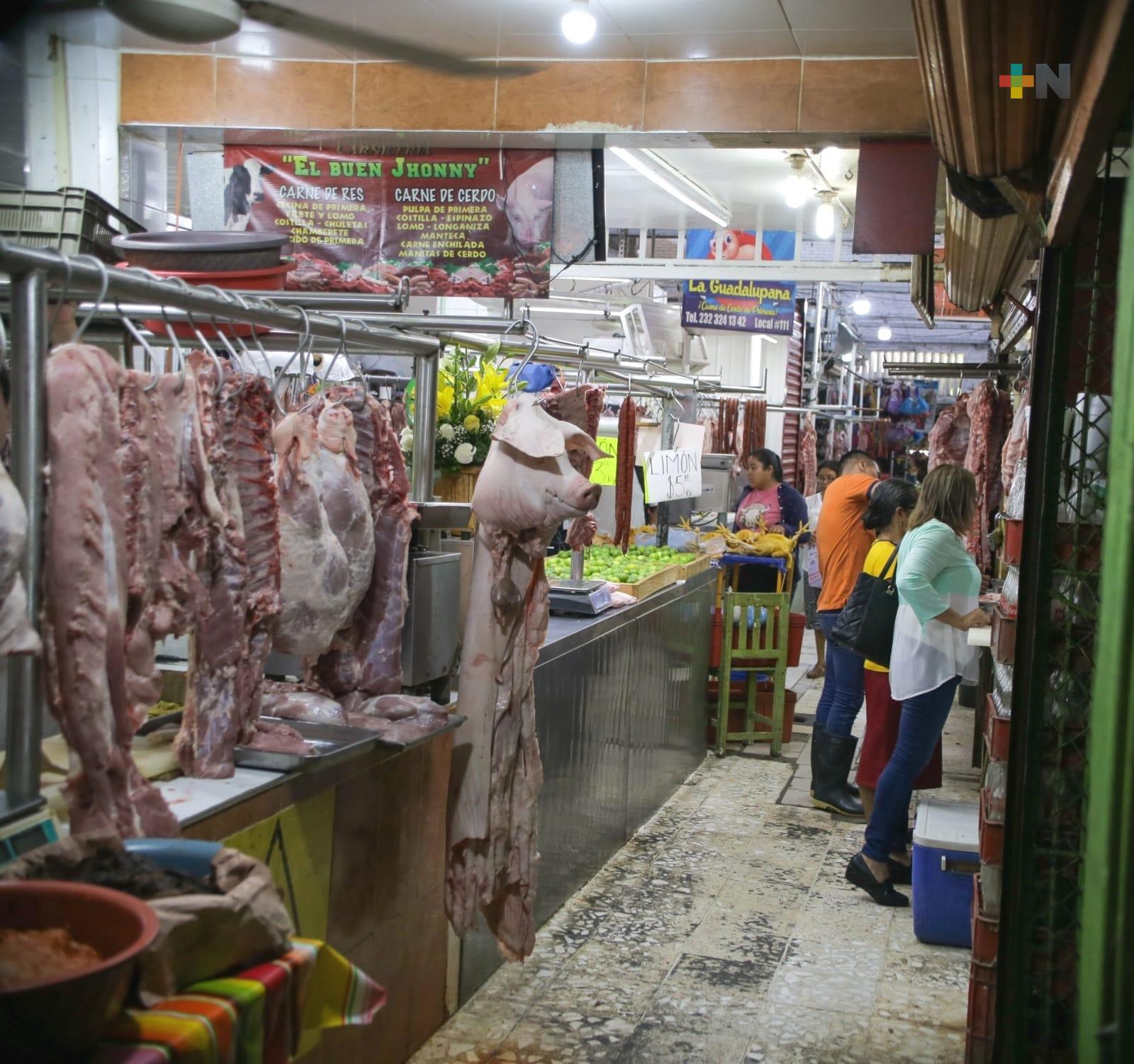 Malas prácticas de comerciantes tapan drenajes sanitarios en Martínez de la Torre