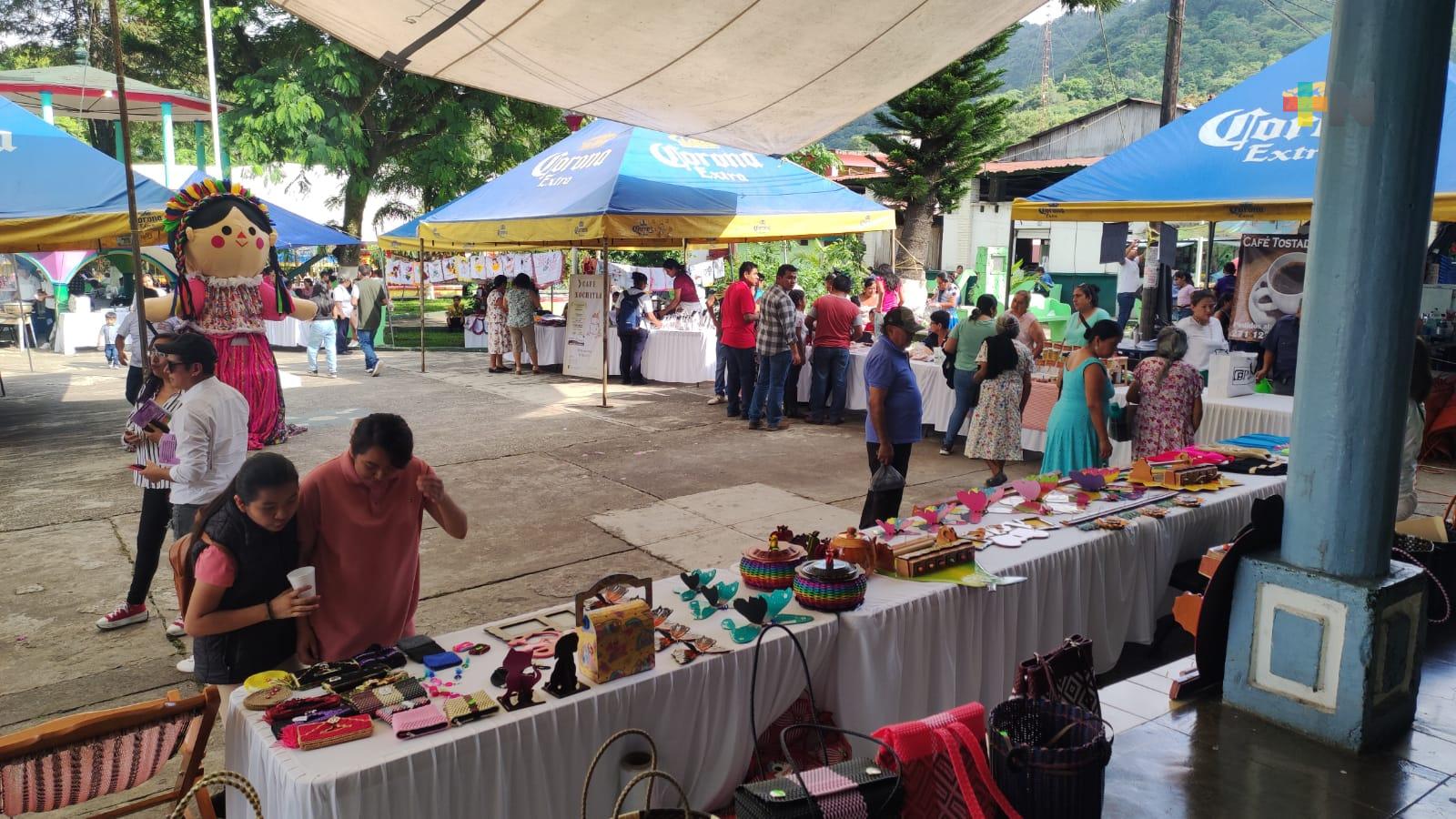 Muestra artesanal y gastronómica durante festejos a San Cristóbal en Naranjal