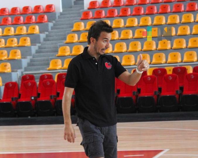 El coach rojo Nicolás Casalánguida ya está en el puerto