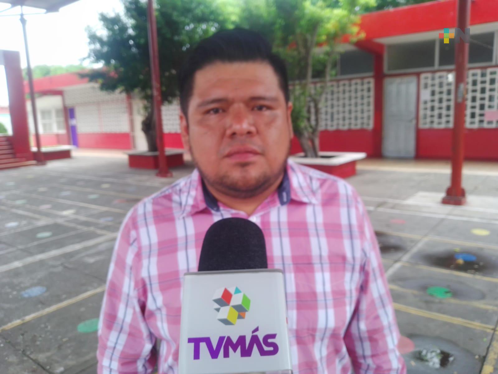 Maestro de Cosolecaque participó en elaboración de nuevos libros de texto gratuitos