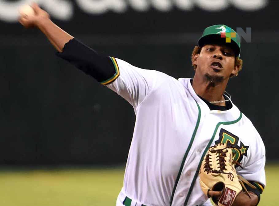 Olbis Parra lanzador dominicano llega a El Águila