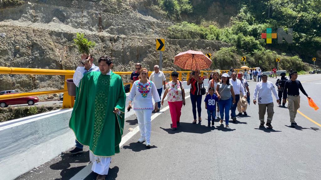 Bendicen puente carretero ubicado en barranca de Chocamán