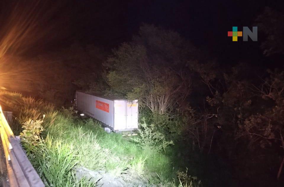Pierde control tractocamión en carretera Las Choapas-Ocozocoautla; cierran vía para su retiro